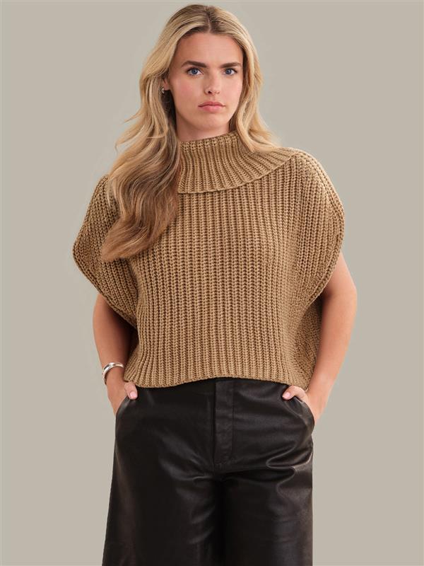 Cate Sleeveless Turtleneck in Camel